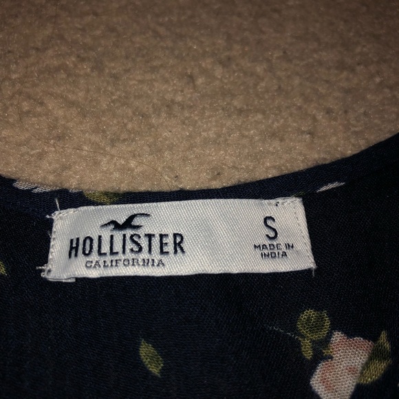 Hollister Navy Blue Floral Blouse🌼 - Picture 4 of 4